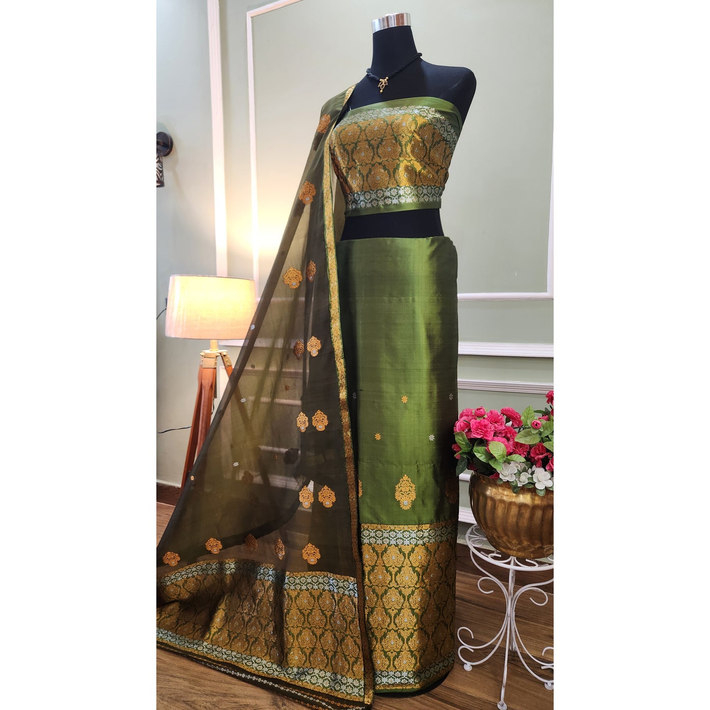 Olive Green Pure Mulberry Silk (Paat-Kesapaat) Mekhela Chador