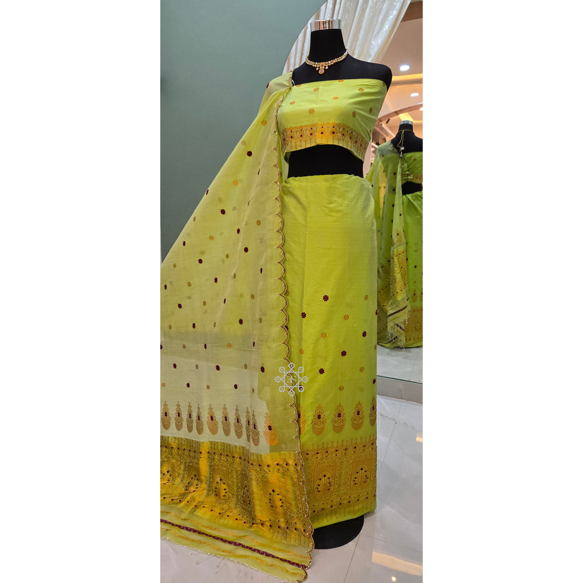 The Xuworoni Paat Mekhela Chador